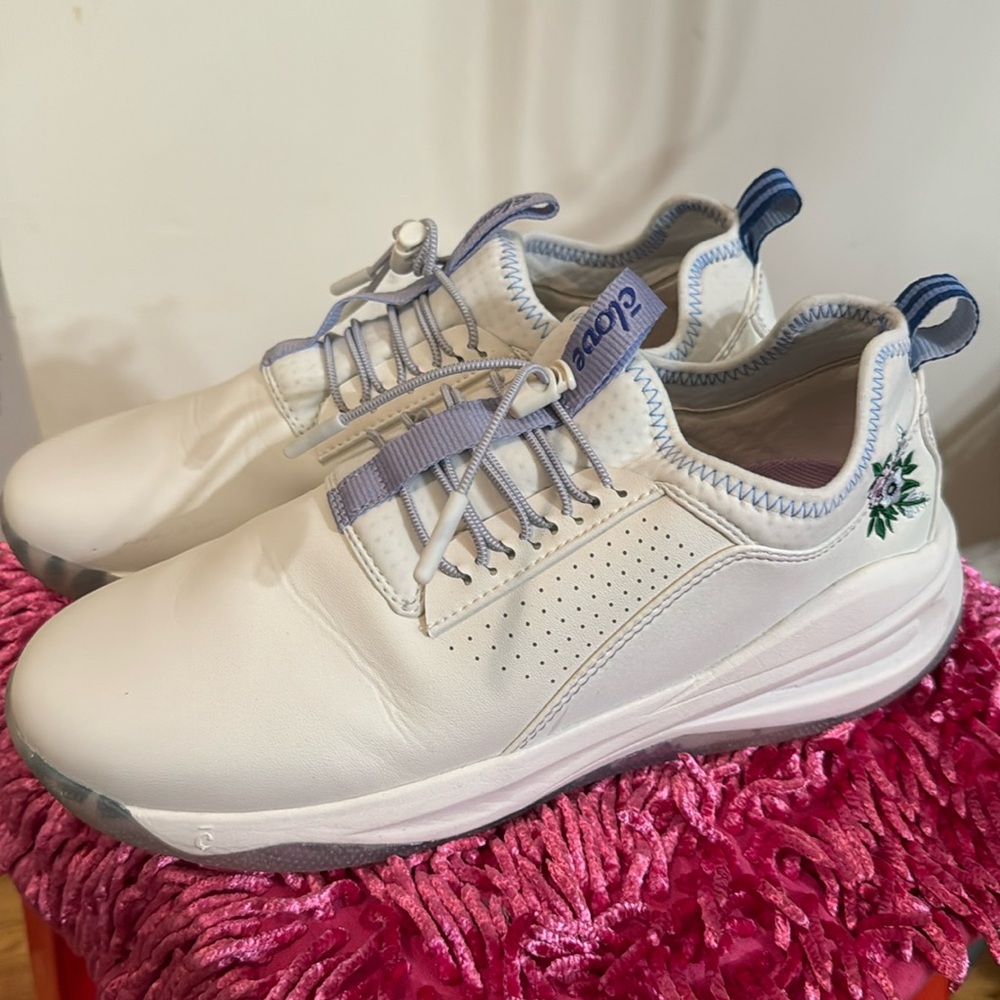 Men’s Classic White Floral Clove Sneakers. Size W10/M8.5.